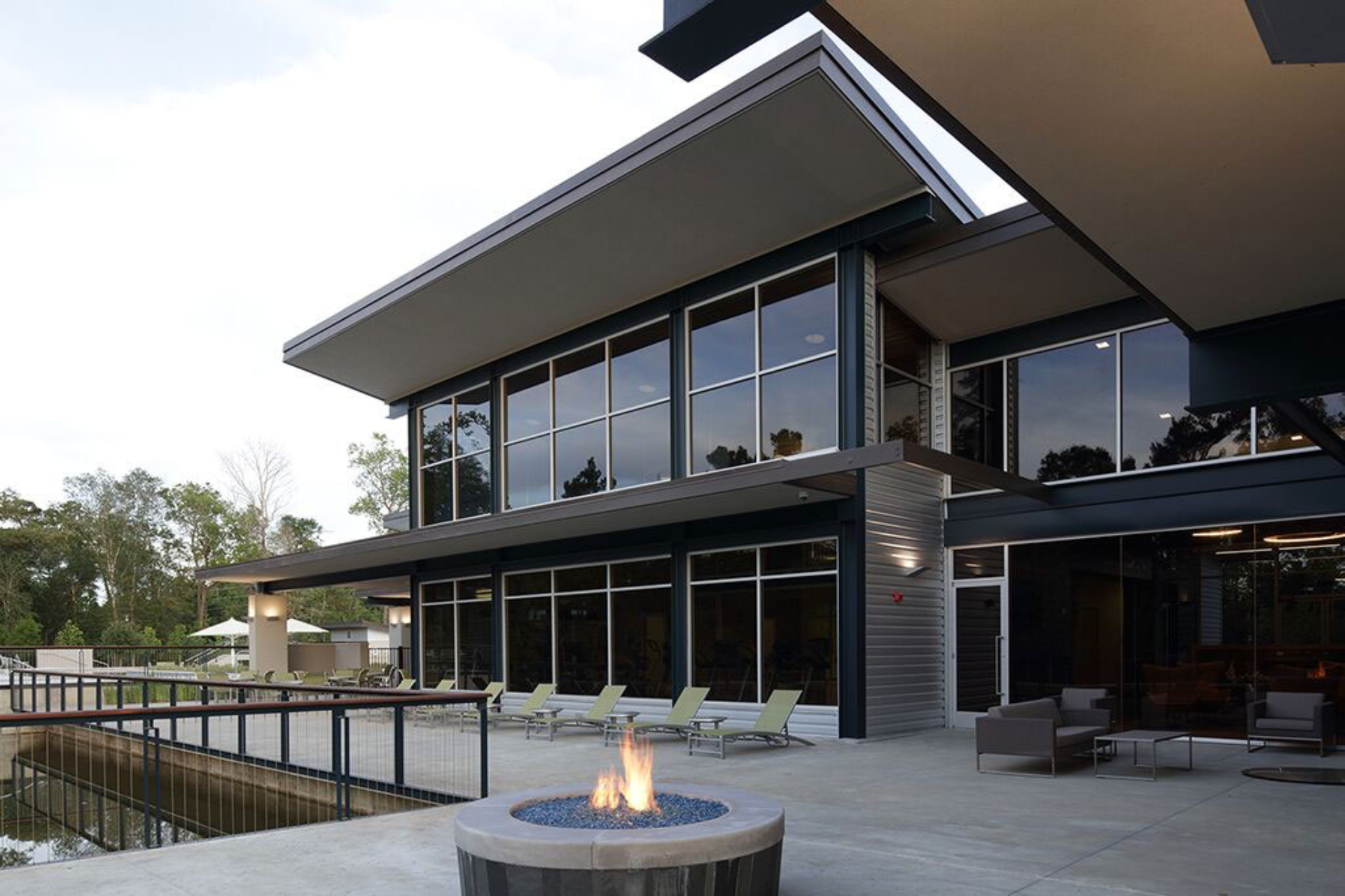 Terraza moderna con fogata en Woodson’s Reserve
