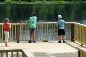 Niños pescando en el lago de Grand Central Park Conroe Texas