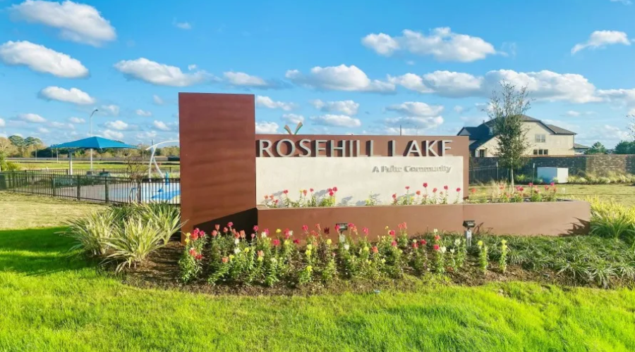 Entrada principal de Rosehill Lake en Magnolia Texas, comunidad con amenidades y casas modernas cerca de Houston.