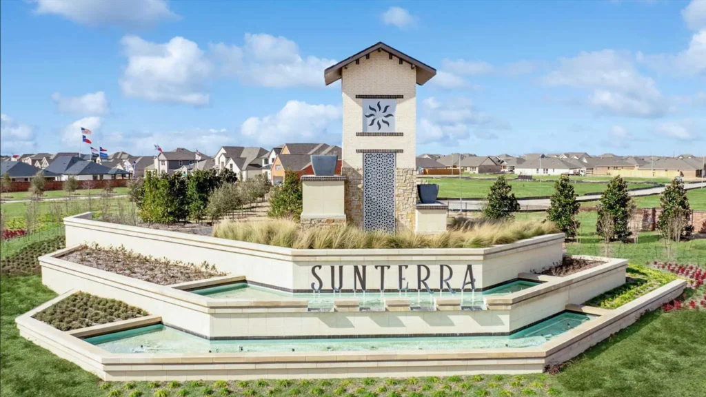 Entrada principal de la comunidad Sunterra en Texas con Crystal Lagoons