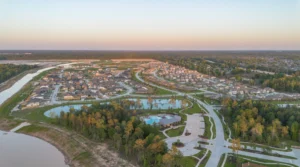 Vista panorámica de Mavera en Conroe, Texas, comunidad con lagos, casas modernas y amplias áreas verdes, ideal para invertir en bienes raíces cerca de Houston.