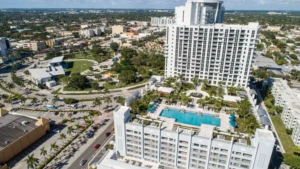 Piscina estilo resort en el rooftop de Circ Residences, rodeada de palmeras y áreas sociales en Hollywood, Florida. 