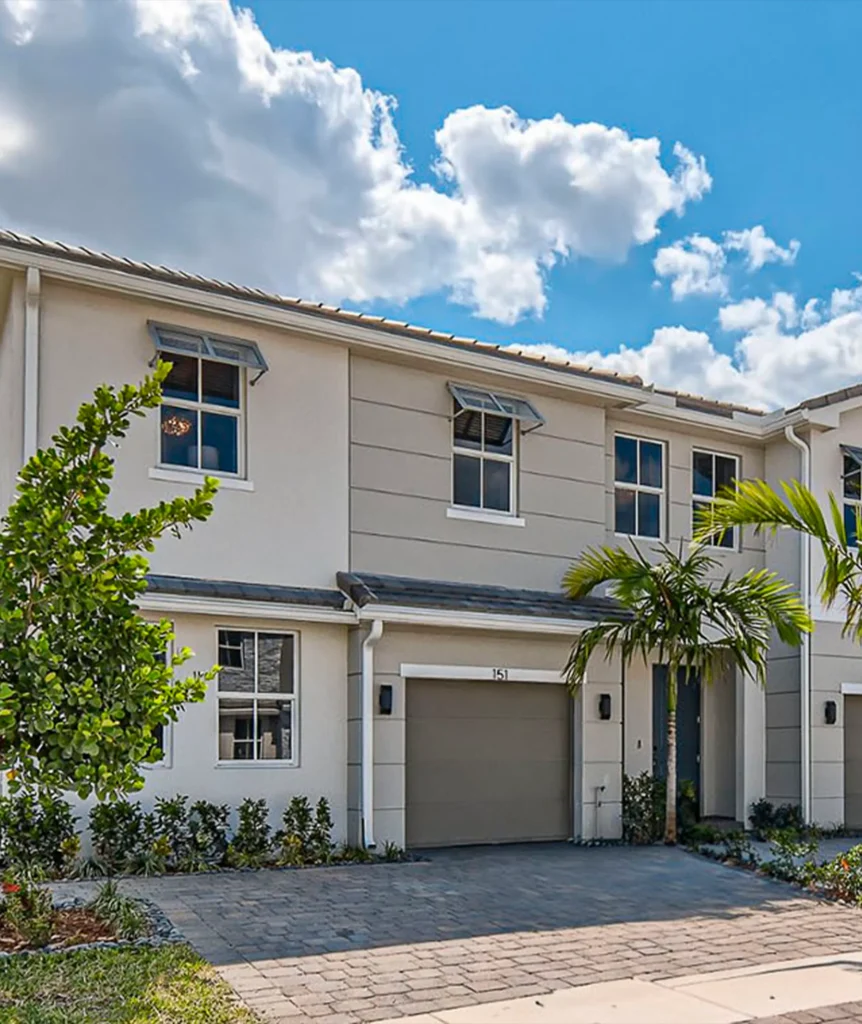 Detalle de townhouse con garaje privado en Merrick Square. Oportunidad de inversión en Florida.